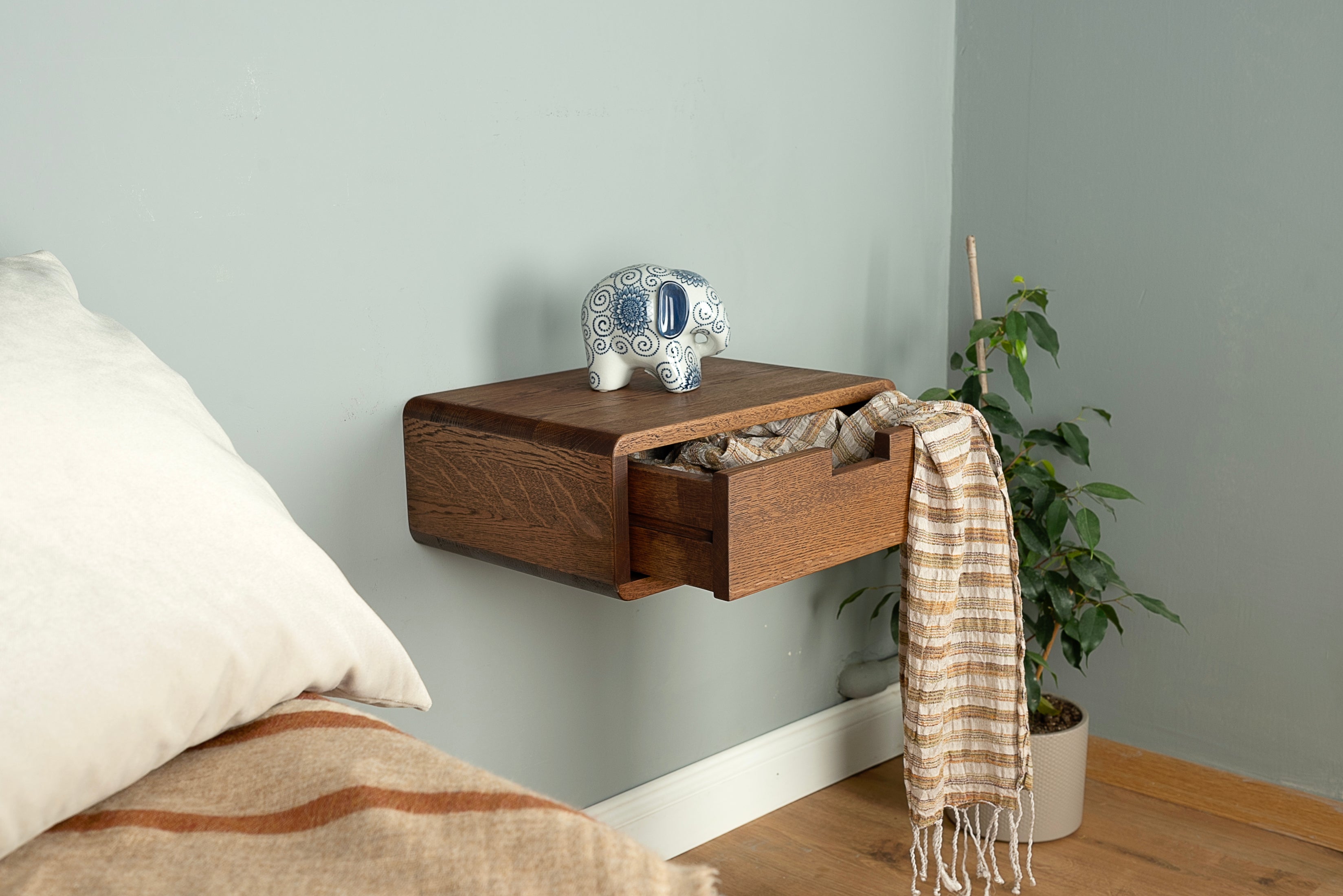 Floating Nightstand with Drawer in Solid Oak – Wall Mounted Bedside Table with Rectangular Cut-Out Handle