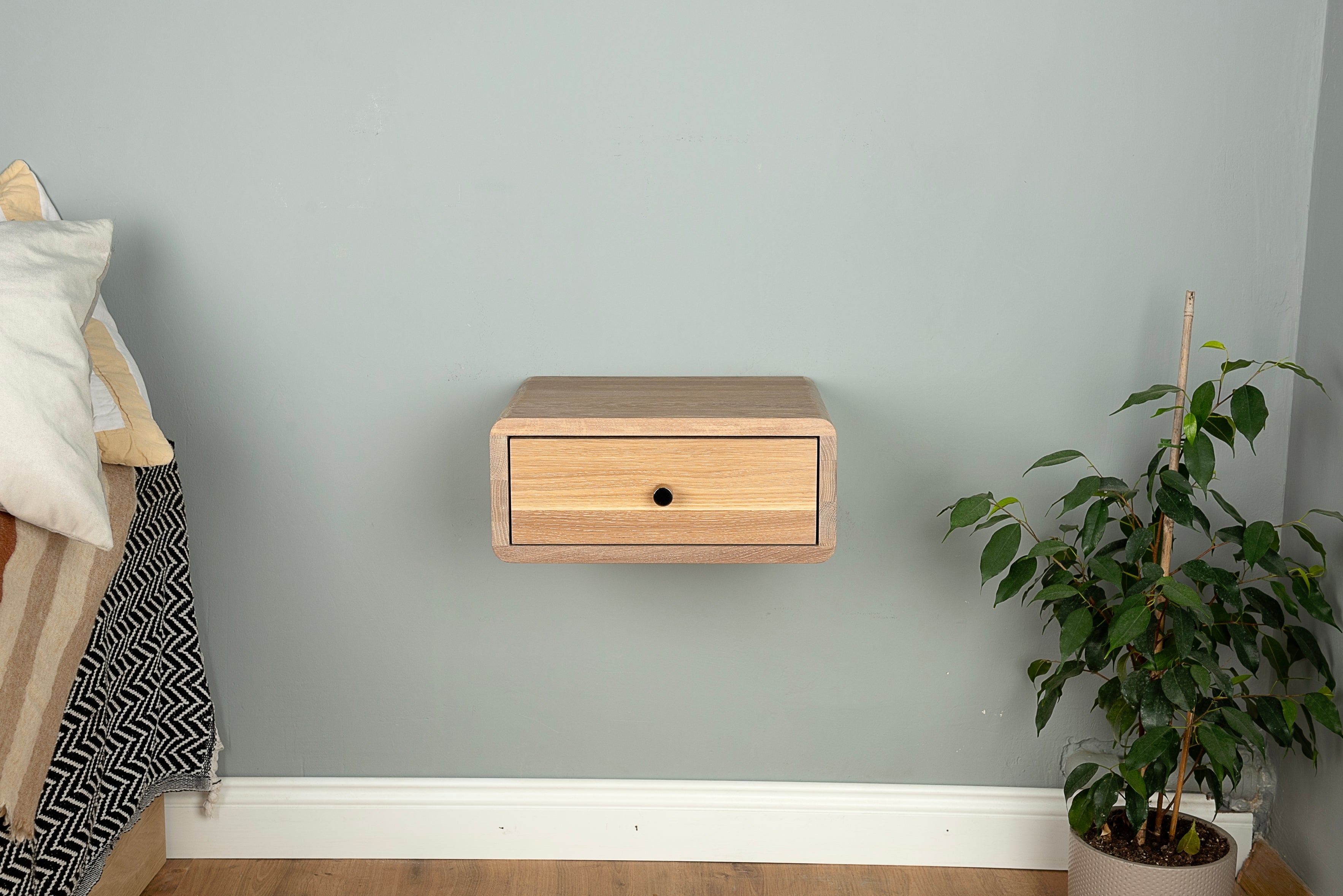 Floating Nightstand with Drawer in Solid Oak – Wall Mounted Bedside Table with Metal Handle