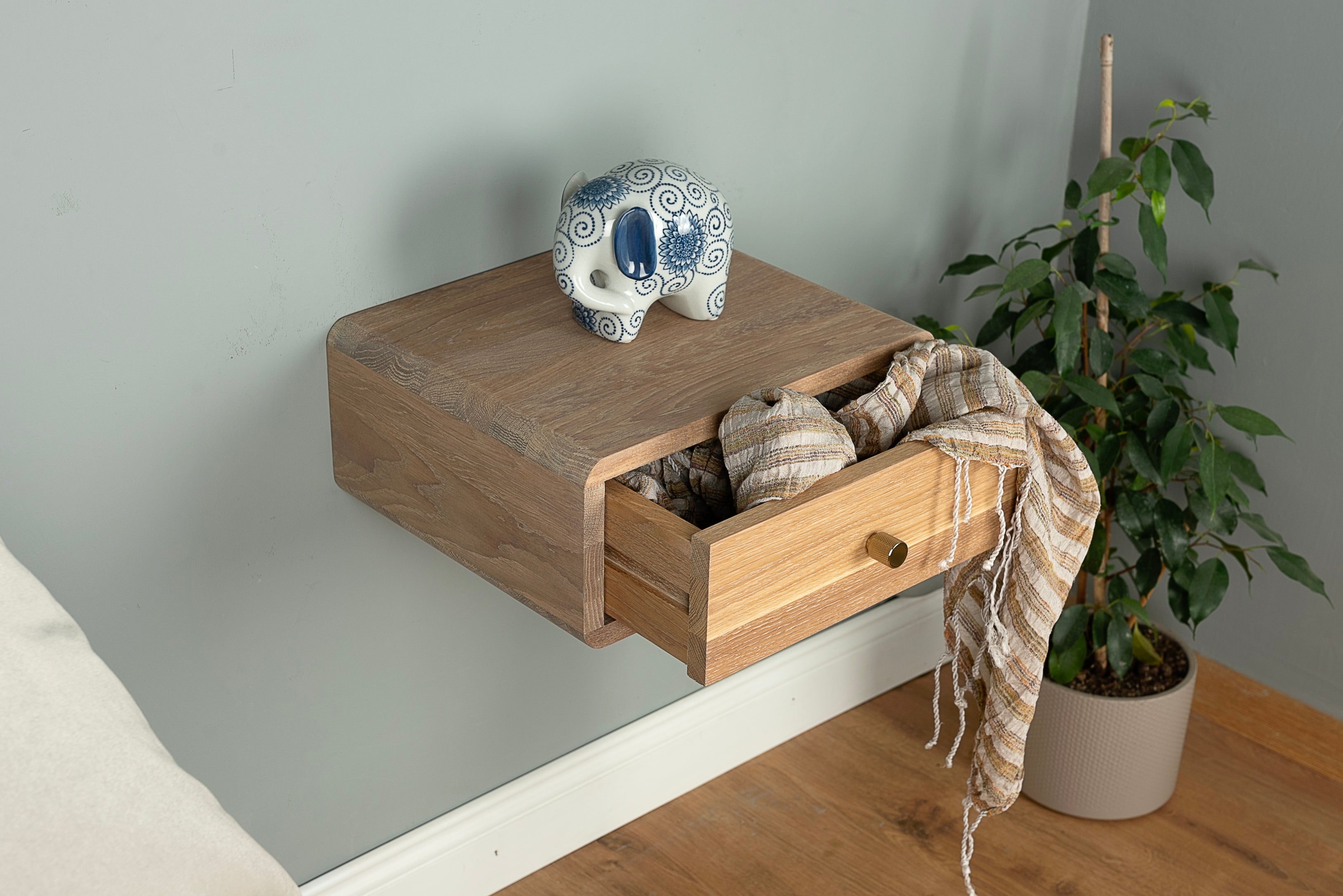 Floating Nightstand with Drawer in Solid Oak – Wall Mounted Bedside Table with Metal Handle