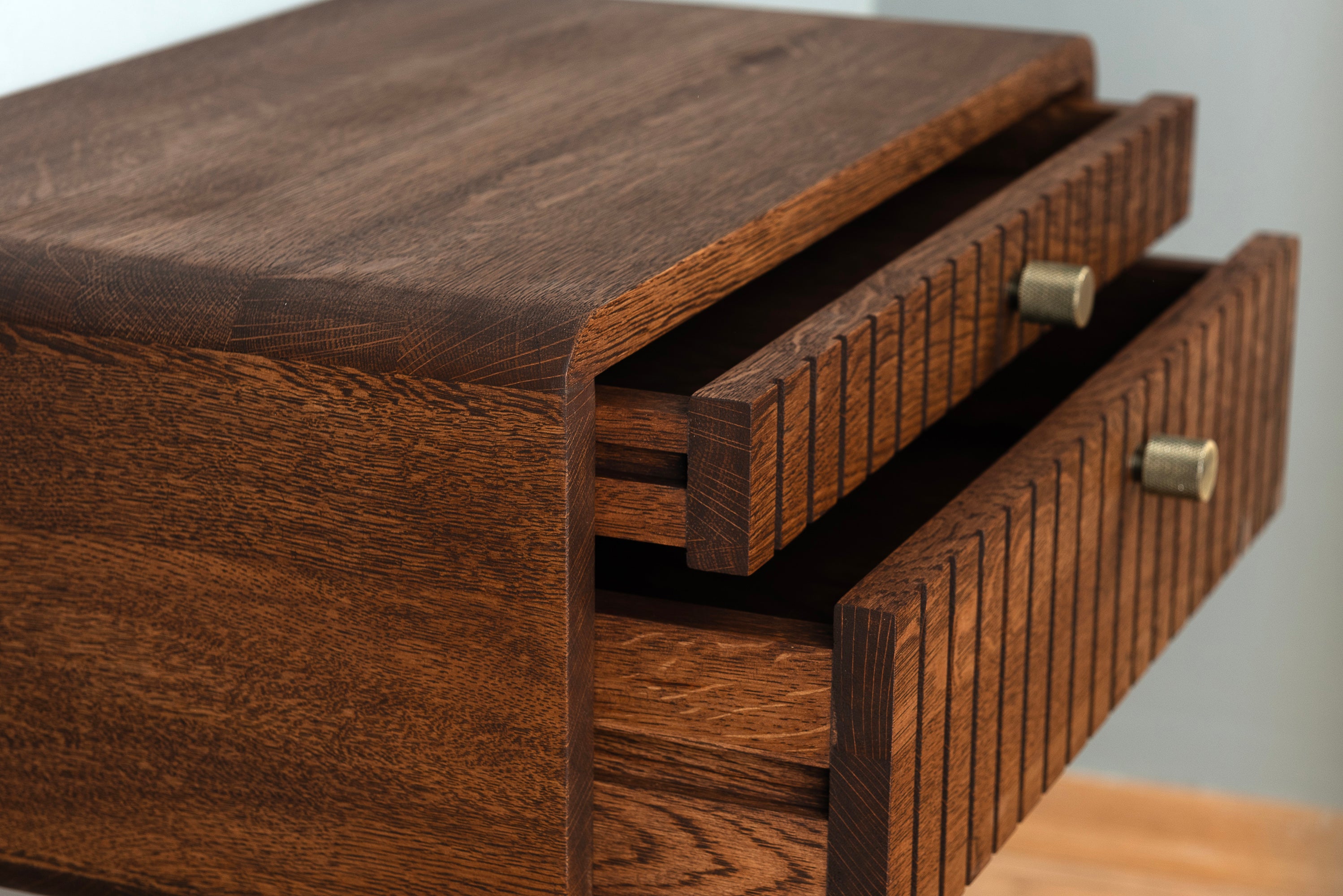 Floating Nightstand with 2 Fluted Drawers in Solid Oak – Wall Mounted Bedside Table with Metal Handles