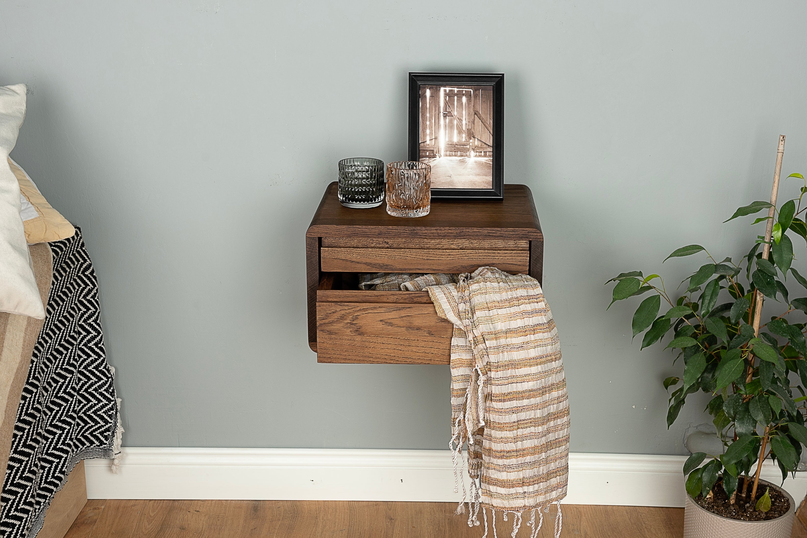 Floating Nightstand with 2 Drawers in Solid Oak – Wall Mounted Bedside Table with Integrated Cut-Out Handle