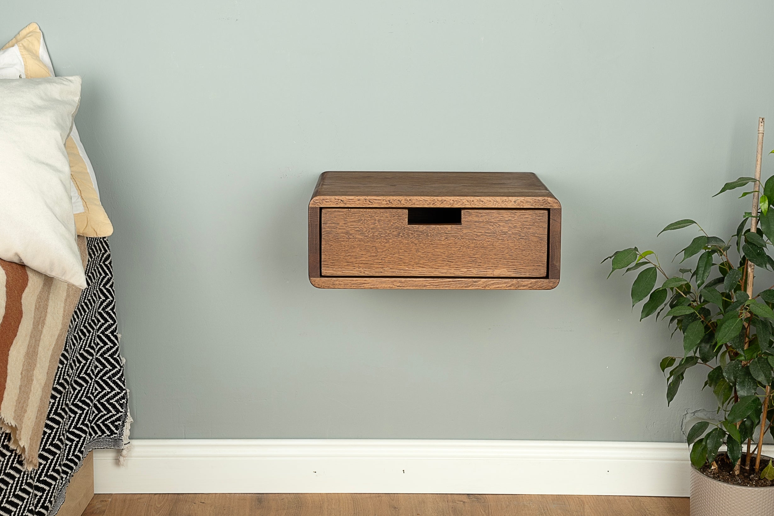Floating Nightstand with Drawer in Solid Oak – Wall Mounted Bedside Table with Rectangular Cut-Out Handle