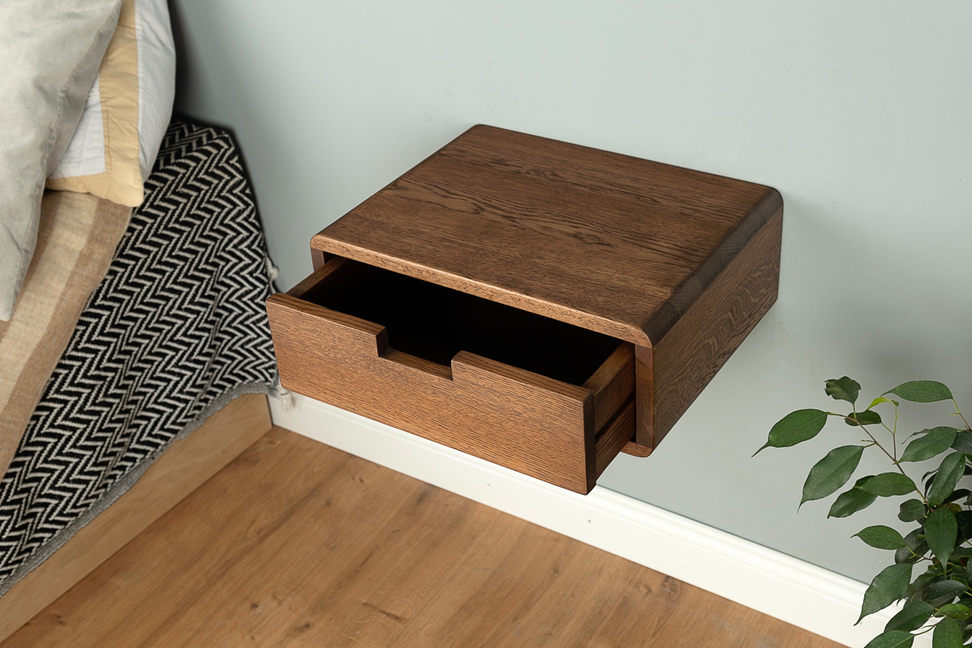 Floating Nightstand with Drawer in Solid Oak – Wall Mounted Bedside Table with Rectangular Cut-Out Handle