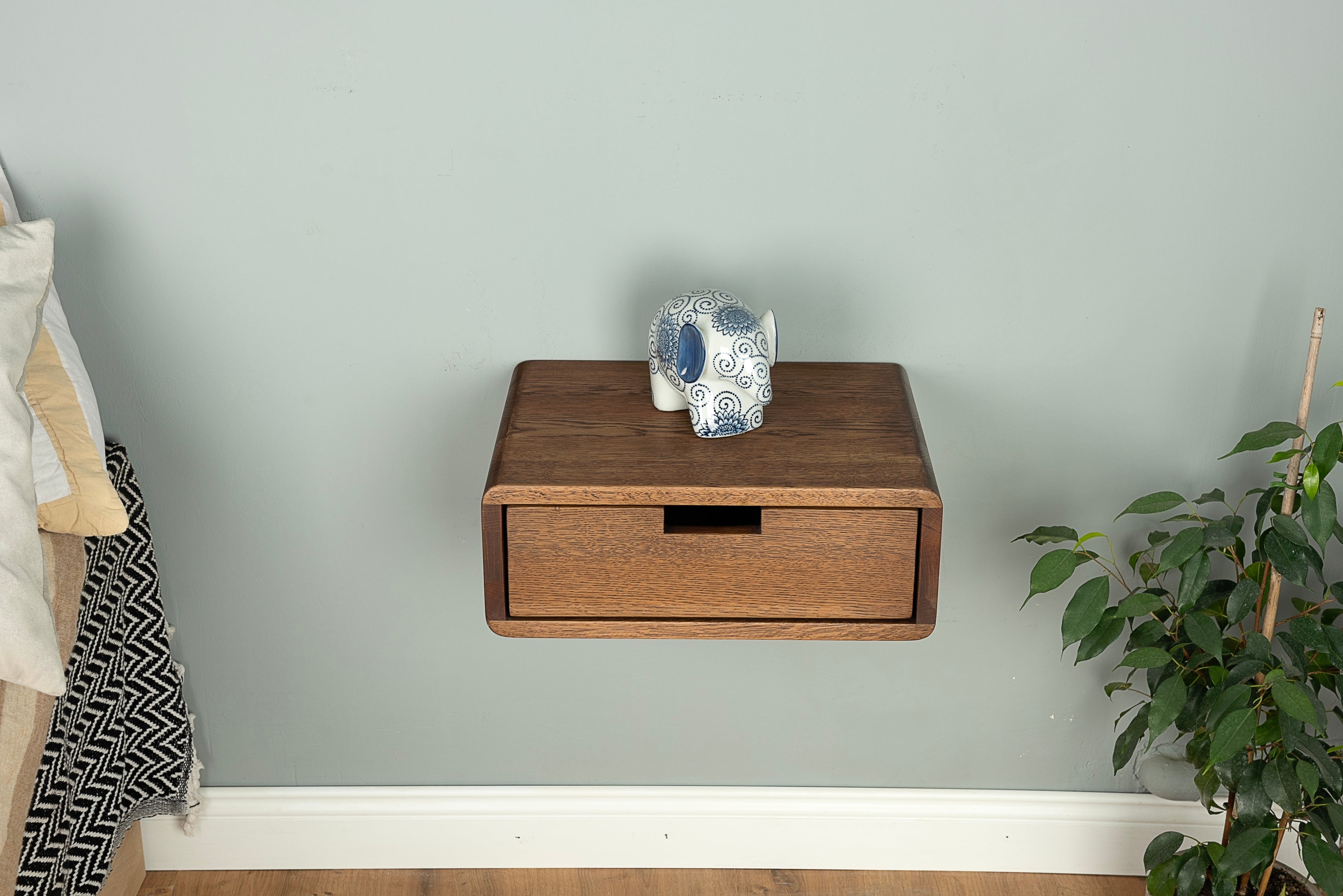 Floating Nightstand with Drawer in Solid Oak – Wall Mounted Bedside Table with Rectangular Cut-Out Handle