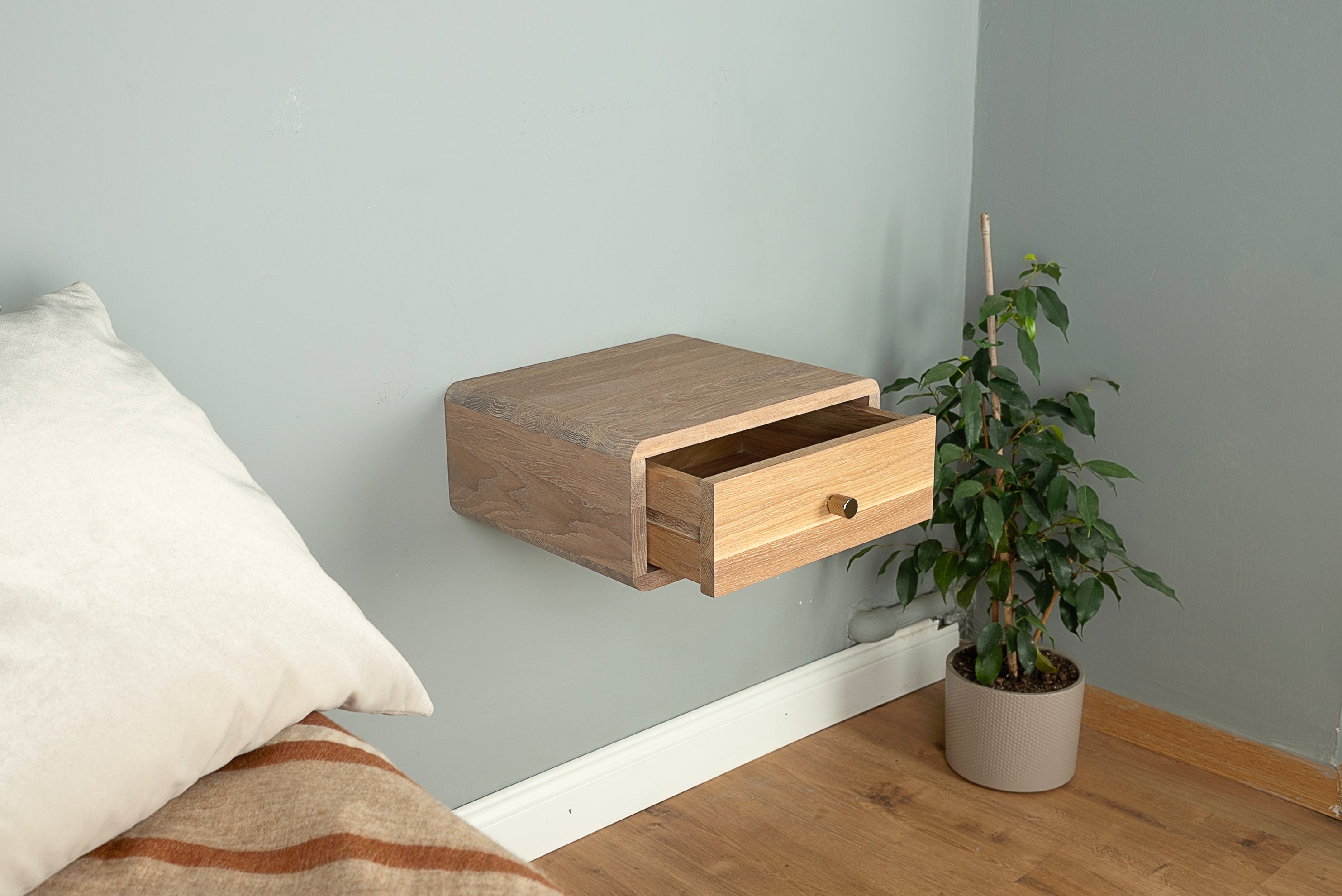 Floating Nightstand with Drawer in Solid Oak – Wall Mounted Bedside Table with Metal Handle